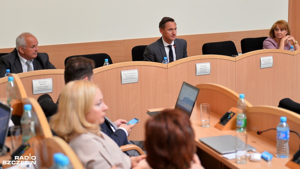 Marszałek Województwa Olgierd Geblewicz mówił, że część zarzutów jest absurdalna. Za przykład podał wypowiedź jednej z radnych, która stwierdziła, że urząd powinien poczekać na wyrok. Geblewicz przypomniał, że to właśnie uchwała konsolidująca była zaskarż