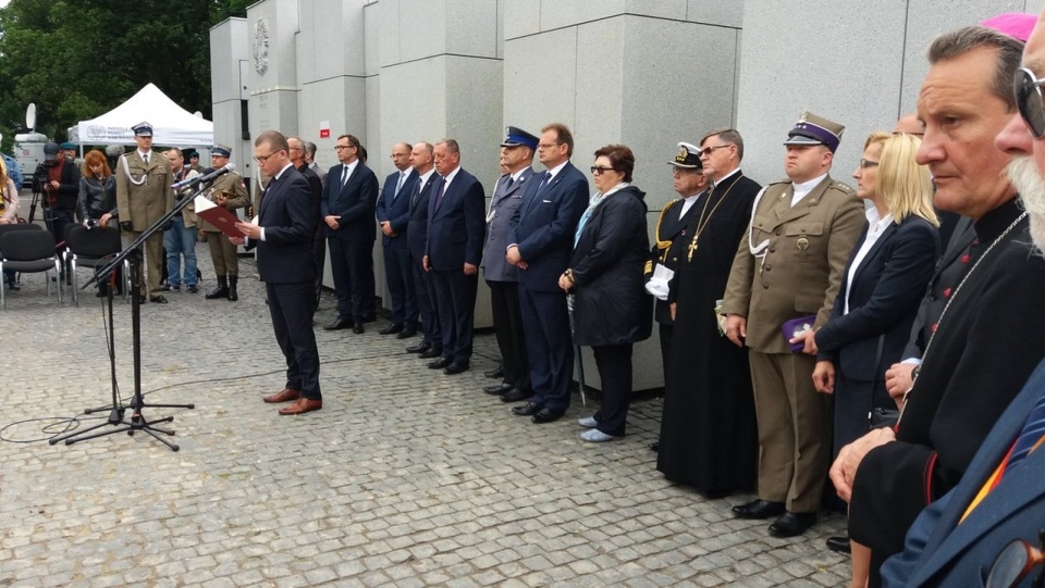 Uroczystość wyprowadzenia na Cmentarz Północny szczątków ofiar zbrodni komunistycznych. Źródło fot.: www.twitter.com/poszukiwaniaipn