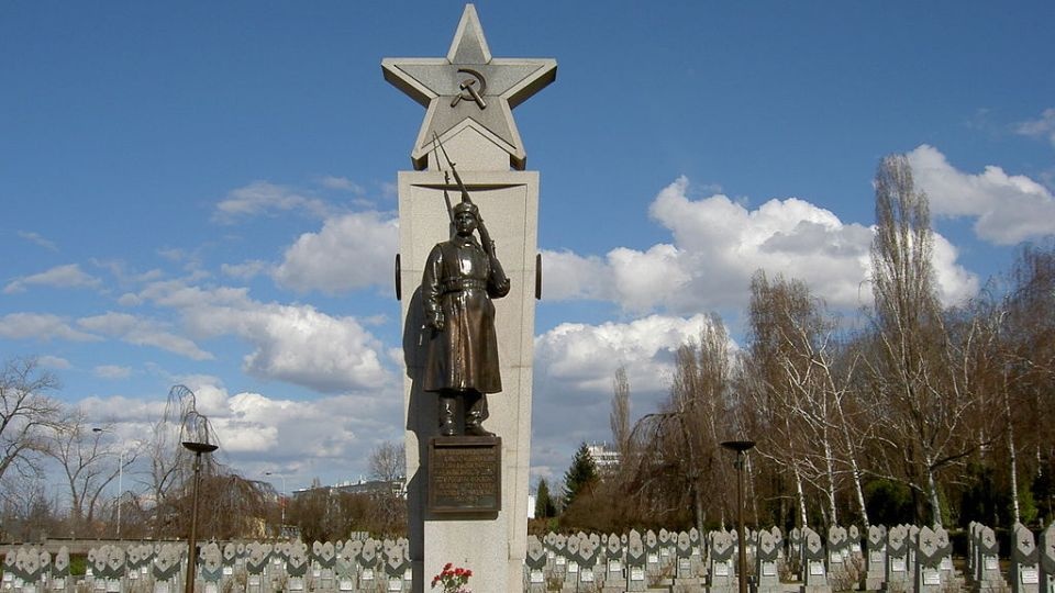 Rosyjscy deputowani apelują o potępienie działań obrażających pamięć żołnierzy, którzy wyzwolili Europę od faszyzmu, ofiar holocaustu i innych przestępstw popełnionych przez „hitlerowców i ich wspólników w okresie II wojny światowej”. źródło: en.wikipedia