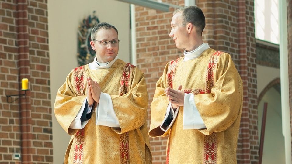 Święcenia diakonatu w 2016 roku. Od lewej: Jakub Suszyński i Dawid Lewandowski. Fot. Aleksandra Hojczyk