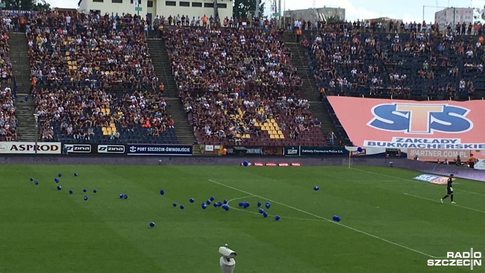 Część balonów wylądowała na boisku. Fot. Tobiasz Madejski [Radio Szczecin]