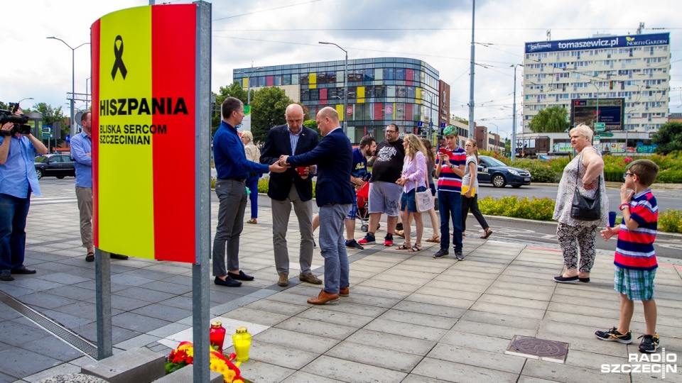 Na tablicy w kolorach hiszpańskiej flagi znajduje się napis: "Hiszpania bliska sercom szczecinian". W ten sposób upamiętniane jest 14 ofiar, które zginęły w dwóch czwartkowych zamachach w Barcelonie i Cambrils. Fot. Weronika Łyczywek [Radio Szczecin]