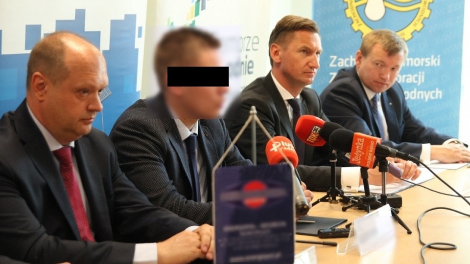 Wicedyrektor ds. inwestycji Maciej H. (drugi z lewej) podczas podpisywania umowy na wał cofkowy na Odrze w maju tego roku. Fot. Urząd Marszałkowski w Szczecinie.