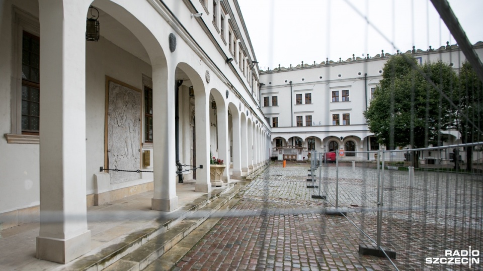 Przedstawiciele zamku nie podają jak długo potrwa zabezpieczanie miejsca katastrofy budowlanej. Wstępnie mówią jednak, że optymistyczny wariant zakłada ukończenie prac przez wykonawcę do końca roku. Fot. Weronika Łyczywek [Radio Szczecin]