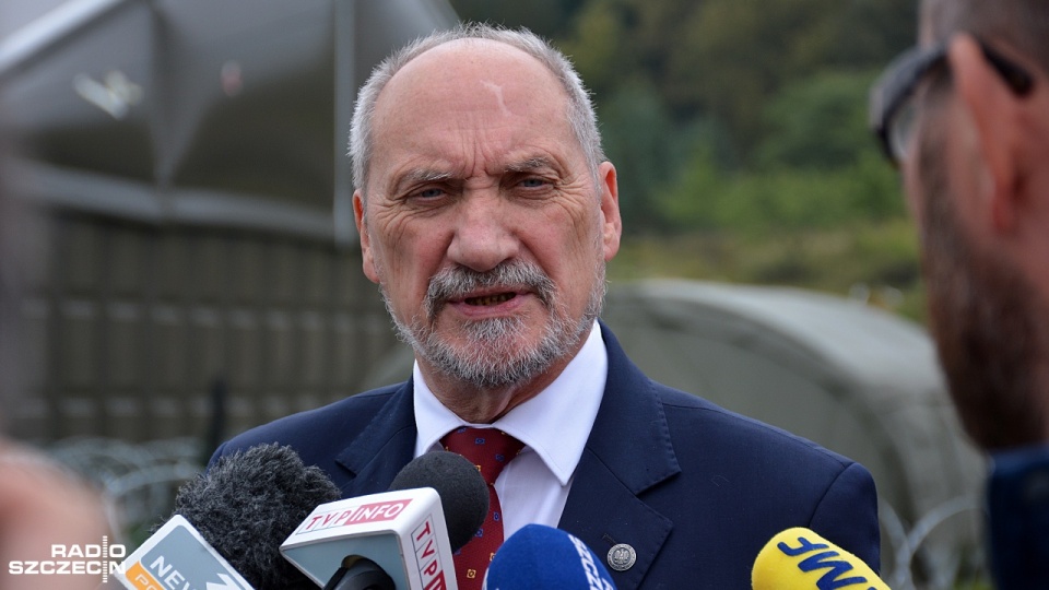 Minister obrony narodowej Antoni Macierewicz na ćwiczeniach wojskowych DRAGON-17. Fot. Łukasz Szełemej [Radio Szczecin]