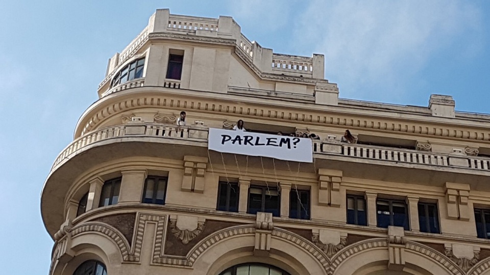 Pomysłodawcą pokojowych zgromadzeń jest madrycka firma reklamowa, która kilka dni przed referendum wywiesiła w centrum stolicy Hiszpanii transparent z zapytaniem "Parlem?" - co po katalońsku znaczy, czy porozmawiamy. Fot. https://twitter.com/srarushmore