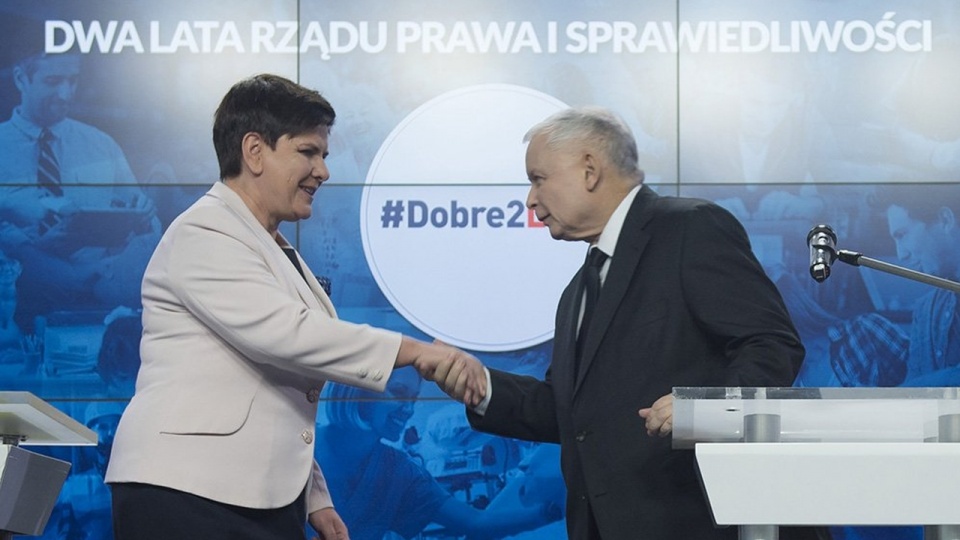 Premier Beata Szydło oraz prezes Prawa i Sprawiedliwości Jarosław Kaczyński podsumowali dwa lata rządów PiS. Źródło fot. www.twitter.com/premierrp