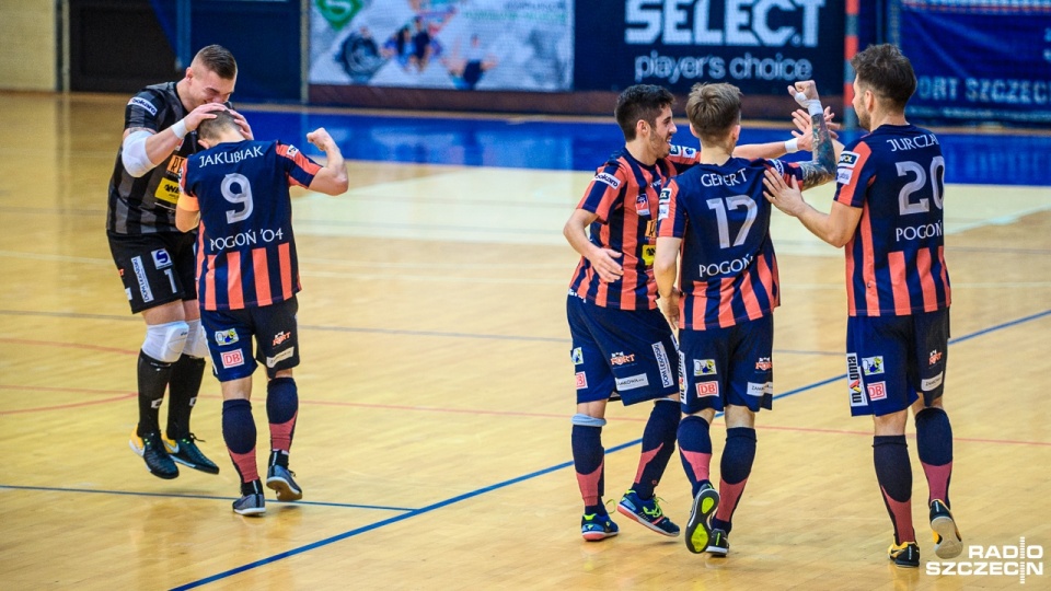 Halowi piłkarze Pogoni 04 pokonali Solne Miasto Wieliczka 6:3 w sobotnim meczu ekstraklasy futsalu. Fot. Olaf Nowicki [Radio Szczecin]