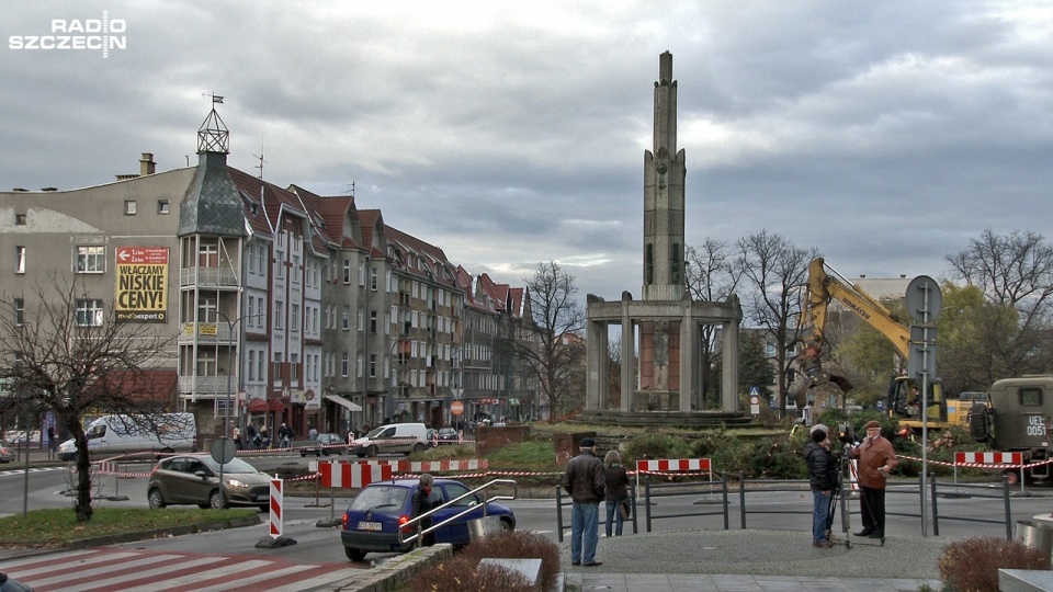 Zaczęła się rozbiórka radzieckiego pomnika z centrum Stargardu. Fot. Maciej Papke [Radio Szczecin]