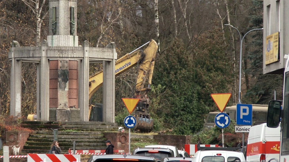 Zaczęła się rozbiórka radzieckiego pomnika z centrum Stargardu. Fot. Maciej Papke [Radio Szczecin]