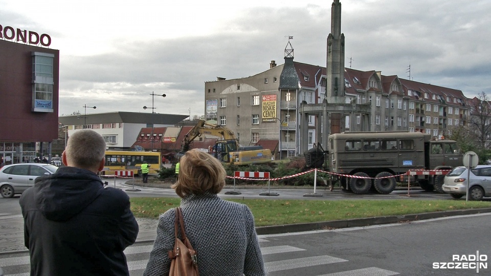 Zaczęła się rozbiórka radzieckiego pomnika z centrum Stargardu. Fot. Maciej Papke [Radio Szczecin]