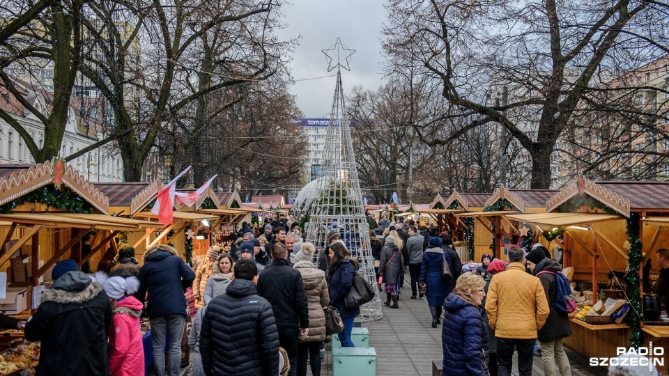 Szczecinianie tłumnie odwiedzają Jarmark Bożonarodzeniowy w Alei Kwiatowej i na Placu Lotników. Fot. Olaf Nowicki [Radio Szczecin]