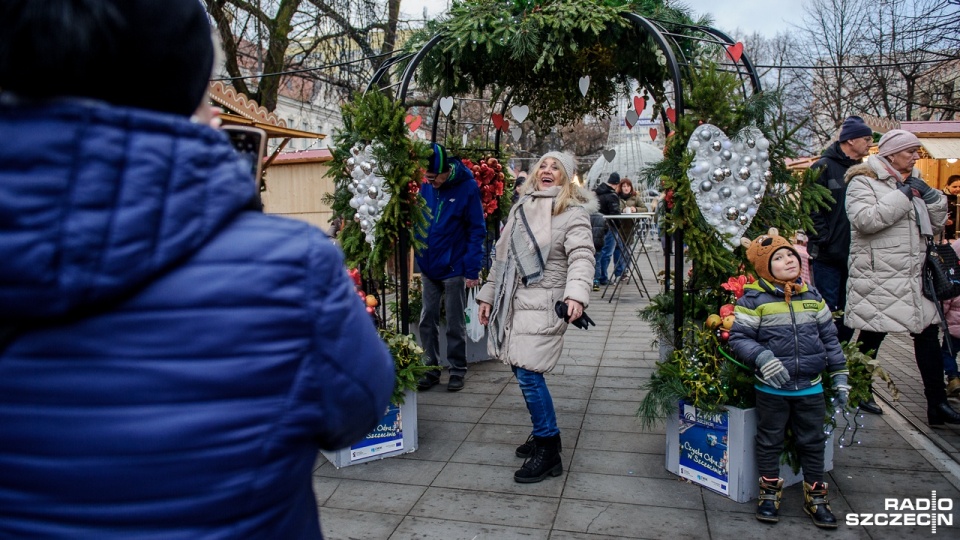 Szczecinianie tłumnie odwiedzają Jarmark Bożonarodzeniowy w Alei Kwiatowej i na Placu Lotników. Fot. Olaf Nowicki [Radio Szczecin]