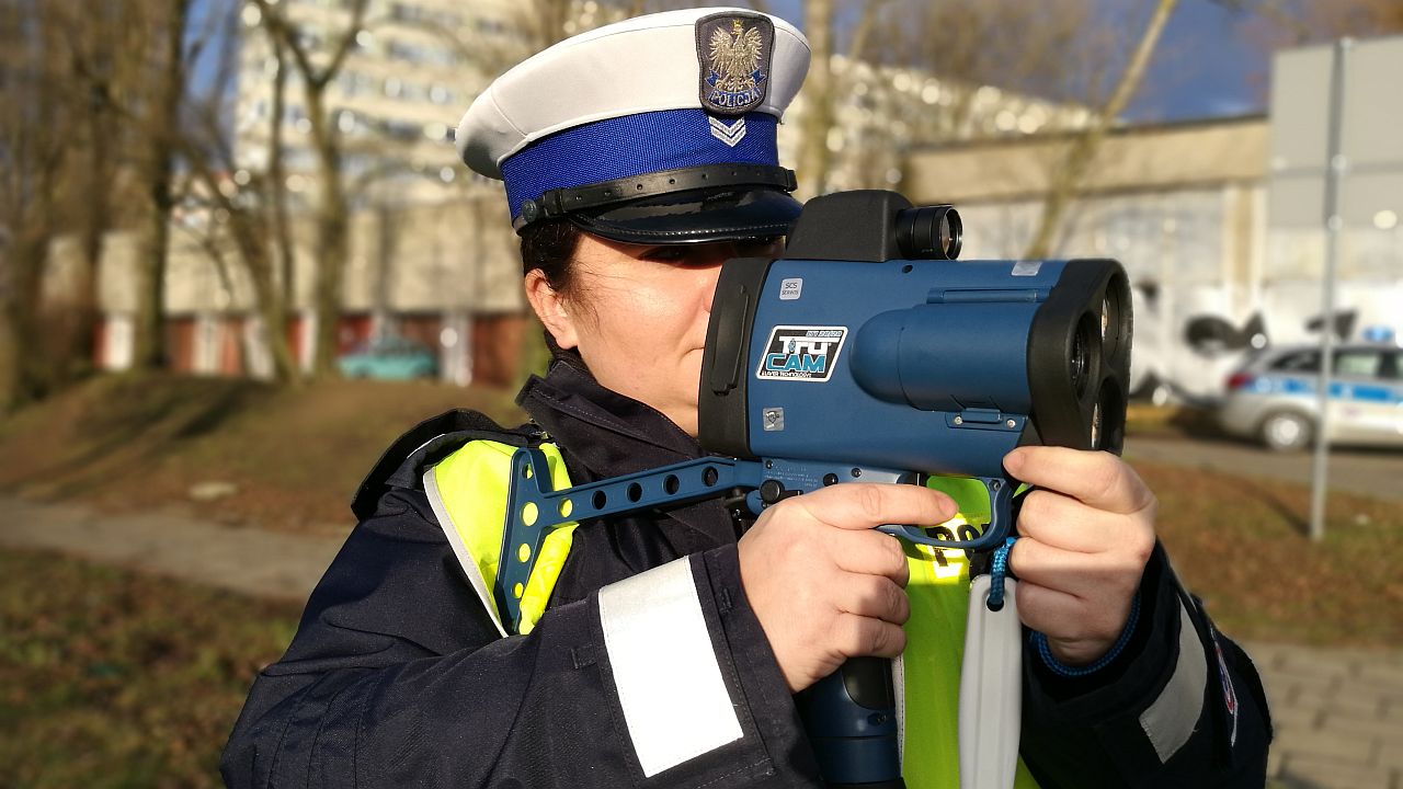 90 kilometrów na godzinę - zamiast dozwolonych 40 kmh w terenie zabudowanym - jechał młody kierowca na terenie gminy Sianów (powiat koszaliński). 21-latek stracił prawo jazdy.