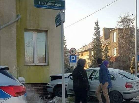 Przynajmniej raz w roku remontuje swoje ogrodzenie. Pani Danuta mieszka przy skrzyżowaniu Łukasińskiego i Reduty Ordona w Szczecinie. To miejsce, gdzie cyklicznie dochodzi do wypadków samochodowych, w których auta uszkadzają murek wokół jej domu.