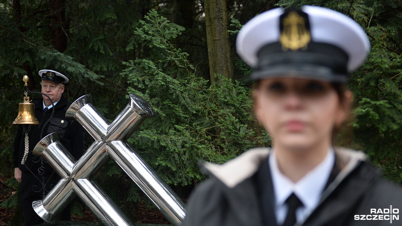 Prędkość wiatru osiągała tej nocy 180 kmh, a fale miały 6 metrów wysokości. 25 lat temu polski prom Jan Heweliusz wypłynął ze Świnoujścia do Ystad. Nad ranem przewrócił się i zaczął tonąć. Była to największa katastrofa w historii polskiej marynarki handlowej. Tragedia kosztowała życie 55 osób - 20 marynarzy i 35 pasażerów, uratowano zaledwie 9 członków załogi.