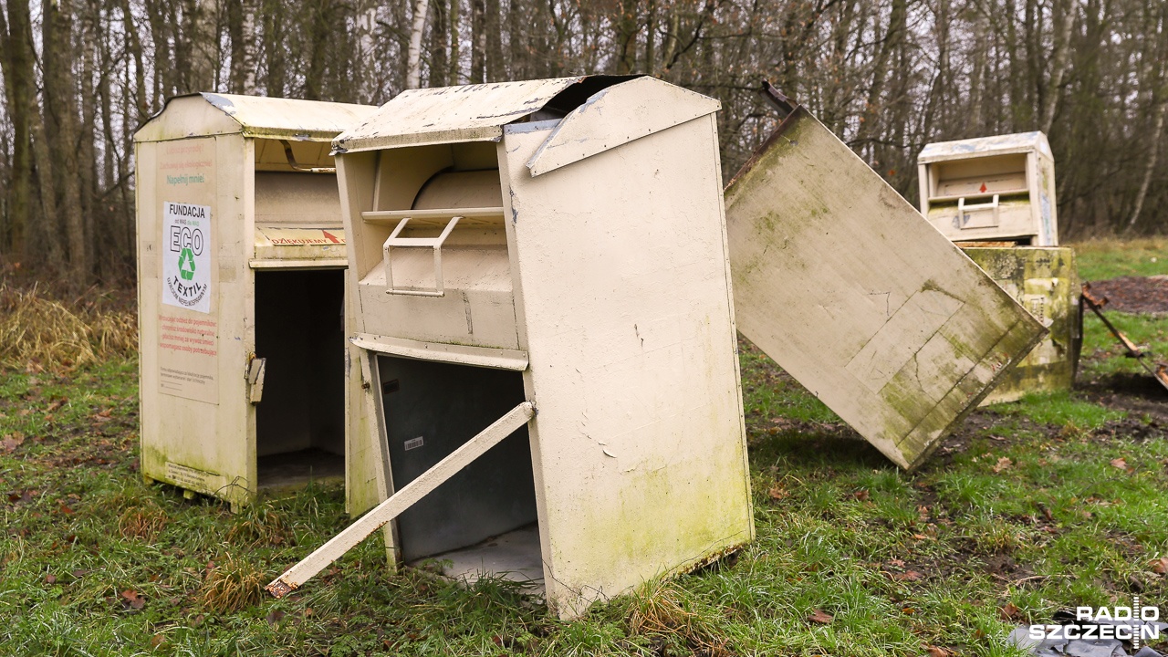 Sprawa kontenerów na odzież używaną pozostawionych na polu pod lasem w gminie Przybiernów rozwiązana. Szybka reakcja właściciela ziemi, na której znajdują się pojemniki, pomogła nam ustalić, że znajdują się one na terenie prywatnym i zgodnie z prawem.