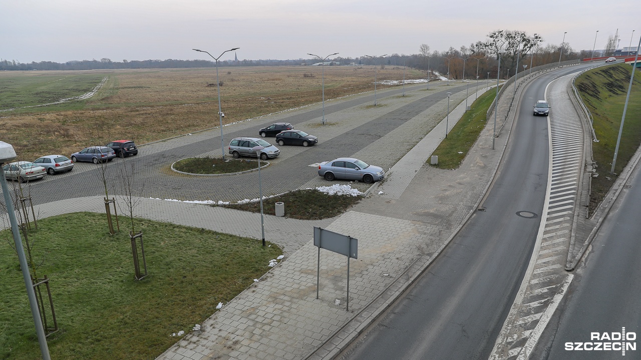 Już nie tylko tramwaj, ale też autobus będzie czekał na kierowców, którzy swoje auta zostawią przy parkingu Park and Ride na ulicy Hangarowej w Szczecinie.