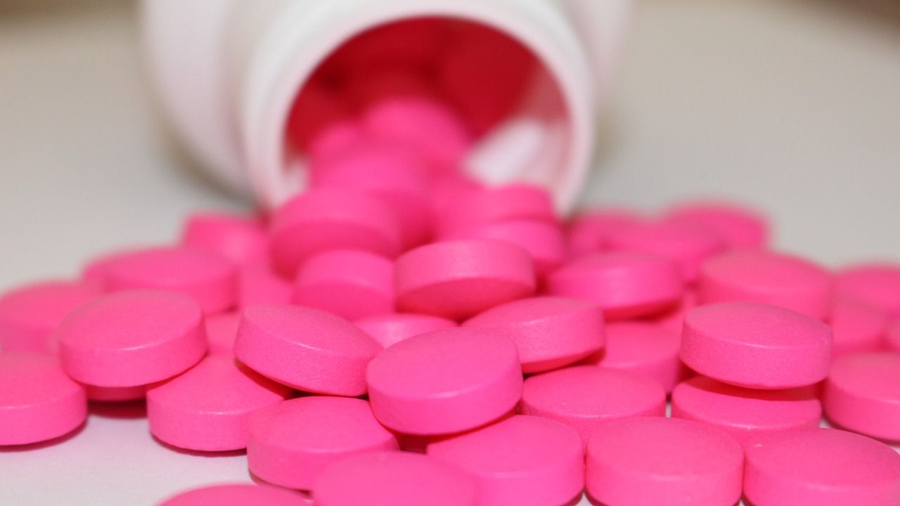 Sejmowa komisja zdrowia przyjęła w pierwszym czytaniu nowelizację Prawa Farmaceutycznego, dotyczącą dostępności tak zwanej tabletki dzień po bez recepty od 15. roku życia.