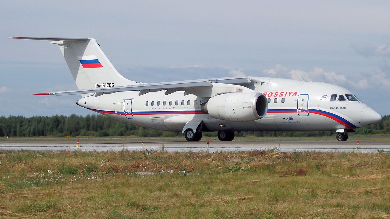 Saratowskie Linie Lotnicze zawiesiły eksploatację samolotów AN-148. Decyzja ma związek w niedzielną katastrofą tego typu samolotu, w której zginęło 71 osób. Maszyna rozbiła się kilka minut po starcie z lotniska Domodiedowo. Na razie nie wskazano przyczyny wypadku.