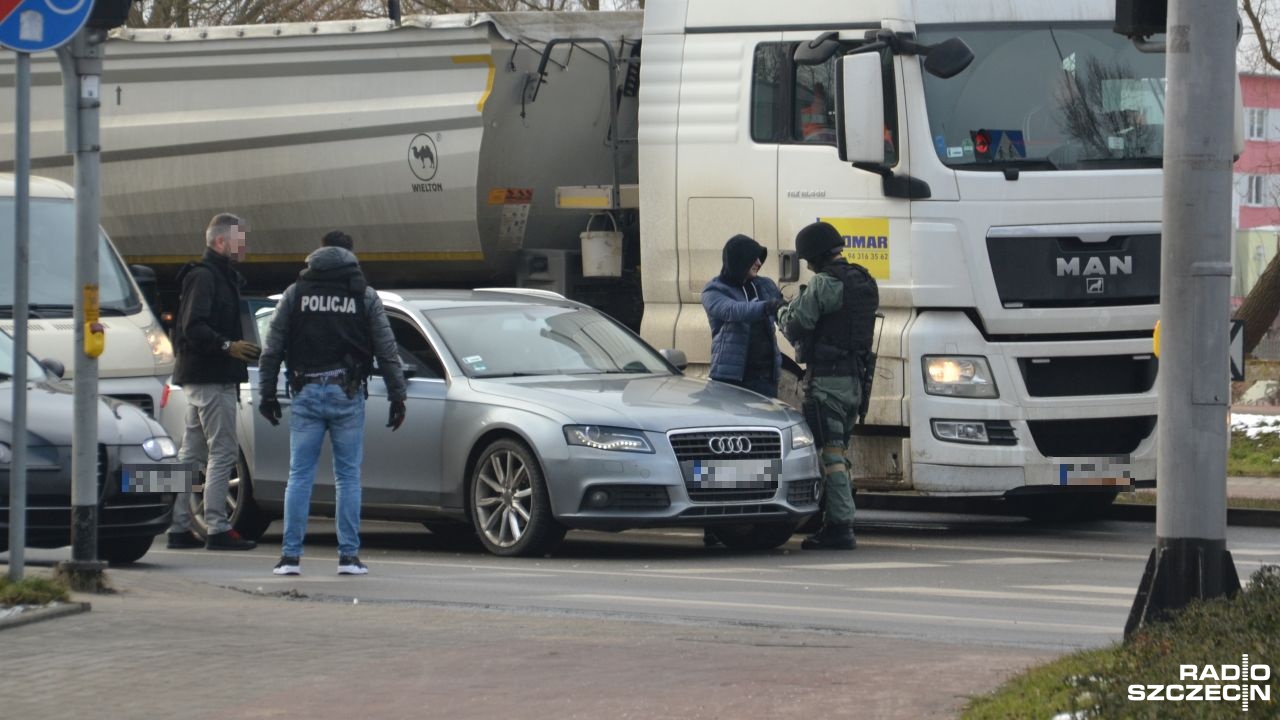 35-letni mężczyzna, zatrzymany w ubiegły wtorek w centrum Kołobrzegu na oczach przechodniów i kierowców, to poszukiwany listem gończym bandyta. Kołobrzescy funkcjonariusze ujawniają szczegóły wspólnej akcji z Centralnym Biurem Śledczym Policji.