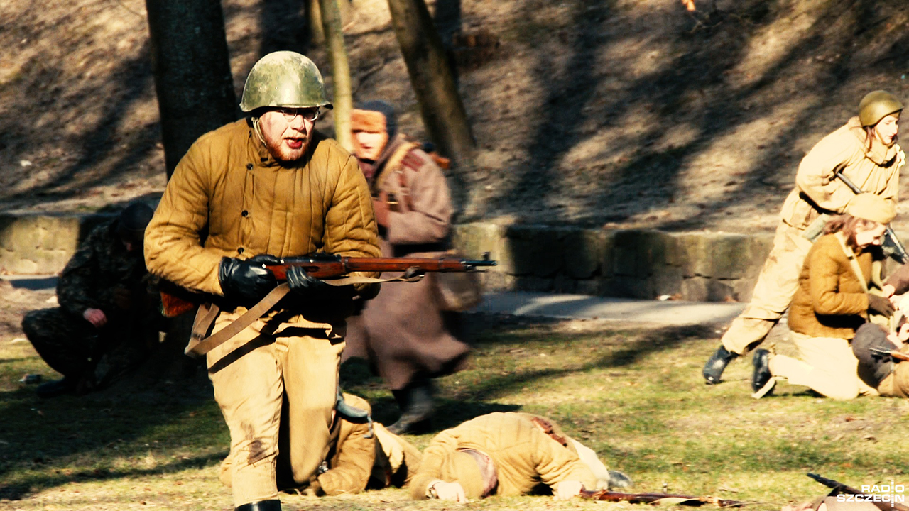 Ponad 100 rekonstruktorów w mundurach polskich, radzieckich i niemieckich weźmie udział w widowisku historycznym pod nazwą Krew nad Odrą. Prawie godzinny spektakl batalistyczny rozpocznie się w niedzielę o godzinie 15 na terenie toru motocrossowego w Rosówku.
