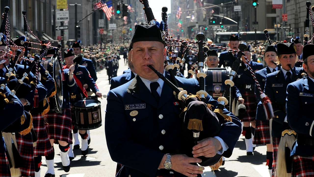 Morze zieleni, muzyka i tłumy na ulicach - tak Irlandia będzie obchodzić Dzień Świętego Patryka. W całym kraju zaplanowano parady, koncerty i wydarzenia plenerowe, które przyciągną setki tysięcy uczestników. Wśród nich będą też Polacy, jedna z największych społeczności migrantów na wyspie.
