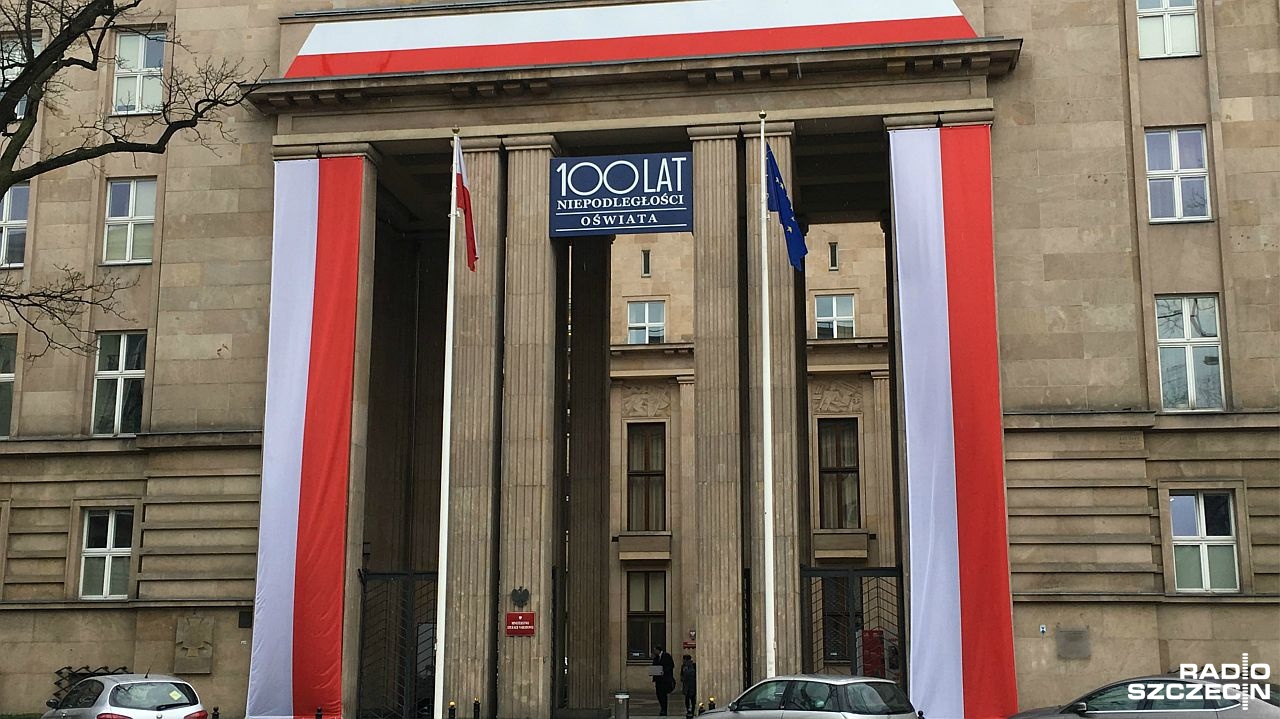 Minister edukacji narodowej Anna Zalewska, odnosząc się do sobotniej pikiety zorganizowanej przez Związek Nauczycielstwa Polskiego powiedziała, że na co dzień współpracuje z nauczycielami i zna ich problemy.