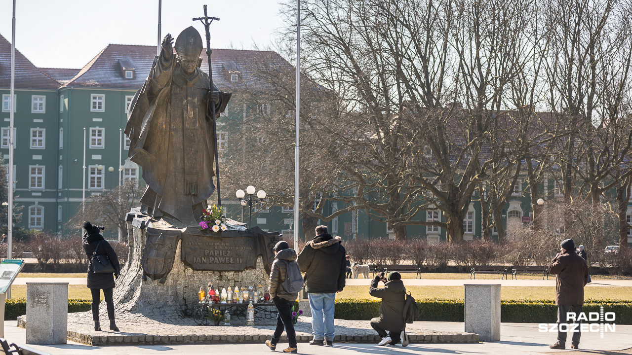 Pomnik papieża Jana Pawła II na Jasnych Błoniach. Fot. Robert Stachnik [Radio Szczecin/Archiwum]