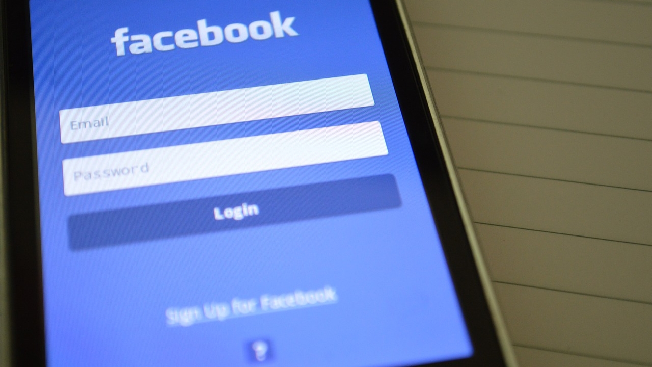 Szef Facebooka Mark Zuckerberg będzie w najbliższy wtorek w Parlamencie Europejskim w Brukseli na zamkniętym spotkaniu. Europosłowie apelują o transmisję w internecie.