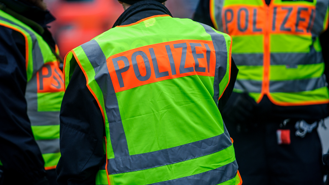Nieznani złodzieje ukradli Volkswagena Golfa w Niemczech, porzucili auto w lesie pod Cedynią a wcześniej potrącili niemieckiego funkcjonariusza. Do zdarzenia doszło przed południem. Trwają poszukiwania sprawców.