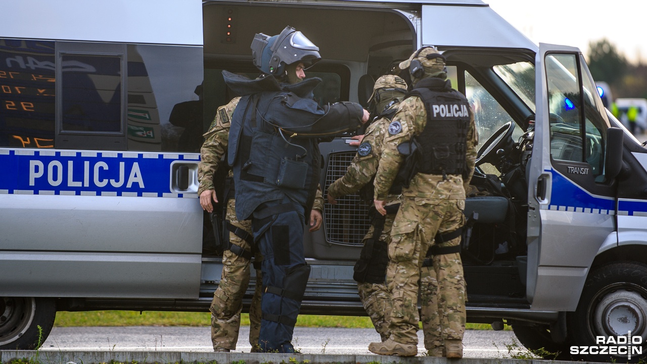 Materiały wybuchowe i substancje do ich produkcji stały się powodem akcji Centralnego Biura Śledczego Policji w Płocku. Znaleziono je w bloku. Trzeba było ewakuować ponad 400 mieszkańców, uczniów z pobliskiej szkoły podstawowej i przedszkola.