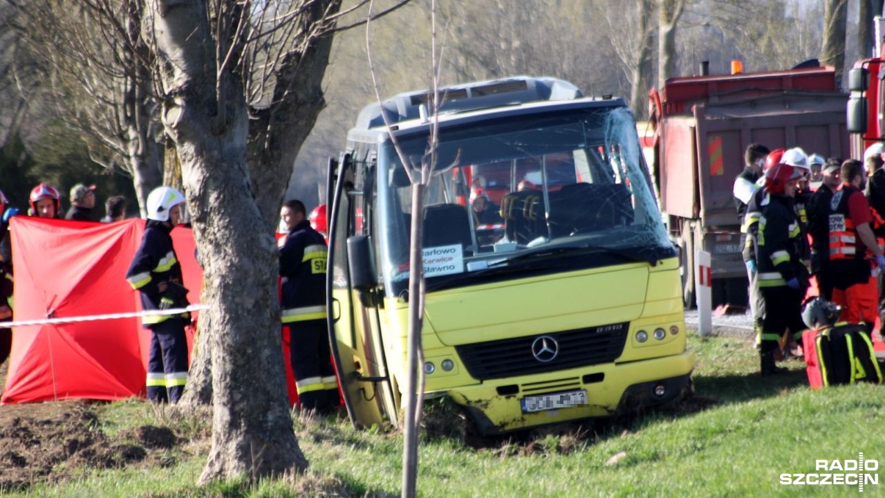 Zarzut nieumyślnego spowodowania katastrofy w ruchu lądowym usłyszał sprawca tragicznego wypadku pod Darłowem. Doprowadzony w czwartek do Prokuratury Okręgowej w Koszalinie odmówił składania zeznań.