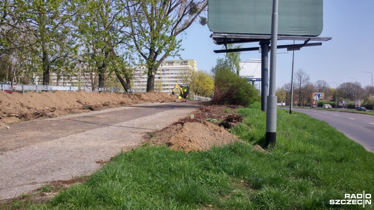 Budowa chodników i ścieżki rowerowej, a także przebudowa sygnalizacji świetlnych na ul. 26 kwietnia wkracza w kolejny etap.