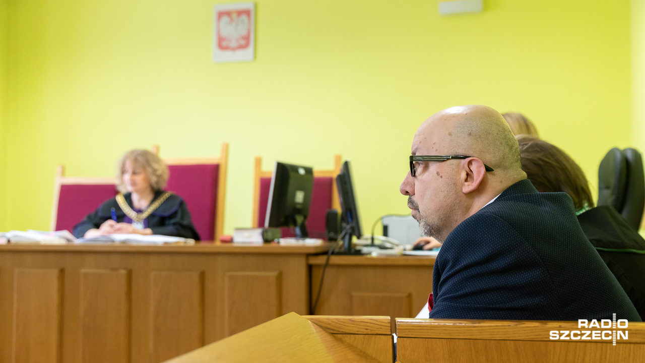 Sąd skazał powiatowego radnego z Gryfina Marka Brzezińskiego. Rok temu, podczas protestu opozycji w mieście, radny uderzył pizzą przechodnia w twarz. W poniedziałek Brzeziński usłyszał wyrok. Musi zapłacić tysiąc złotych grzywny.