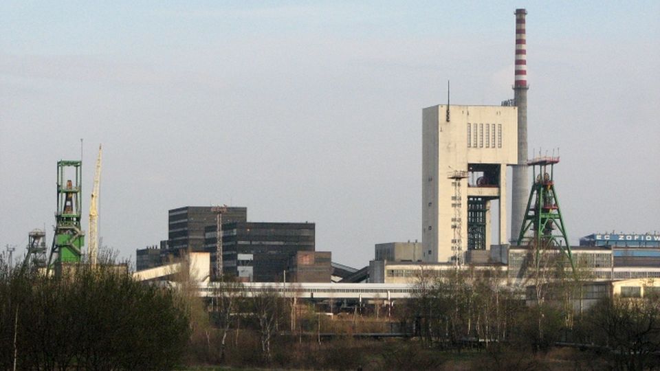 W całym województwie śląskim obowiązuje w czwartek żałoba. To po tragedii w kopalni węgla kamiennego Zofiówka w Jastrzębiu-Zdroju. 5 maja nastąpił tam silny wstrząs podziemny, w wyniku którego doszło do uwolnienia metanu.