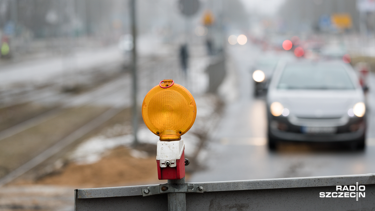 Odcinek między stacją Szczecin Zdunowo a Reptowem już przejezdny, po tym jak w czwartek po południu kierowca ciężarówki zerwał trakcję wjeżdżając na przejazd kolejowy.