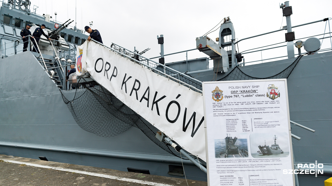 Norwescy żołnierze są transportowani polskim okrętem ORP Kraków.