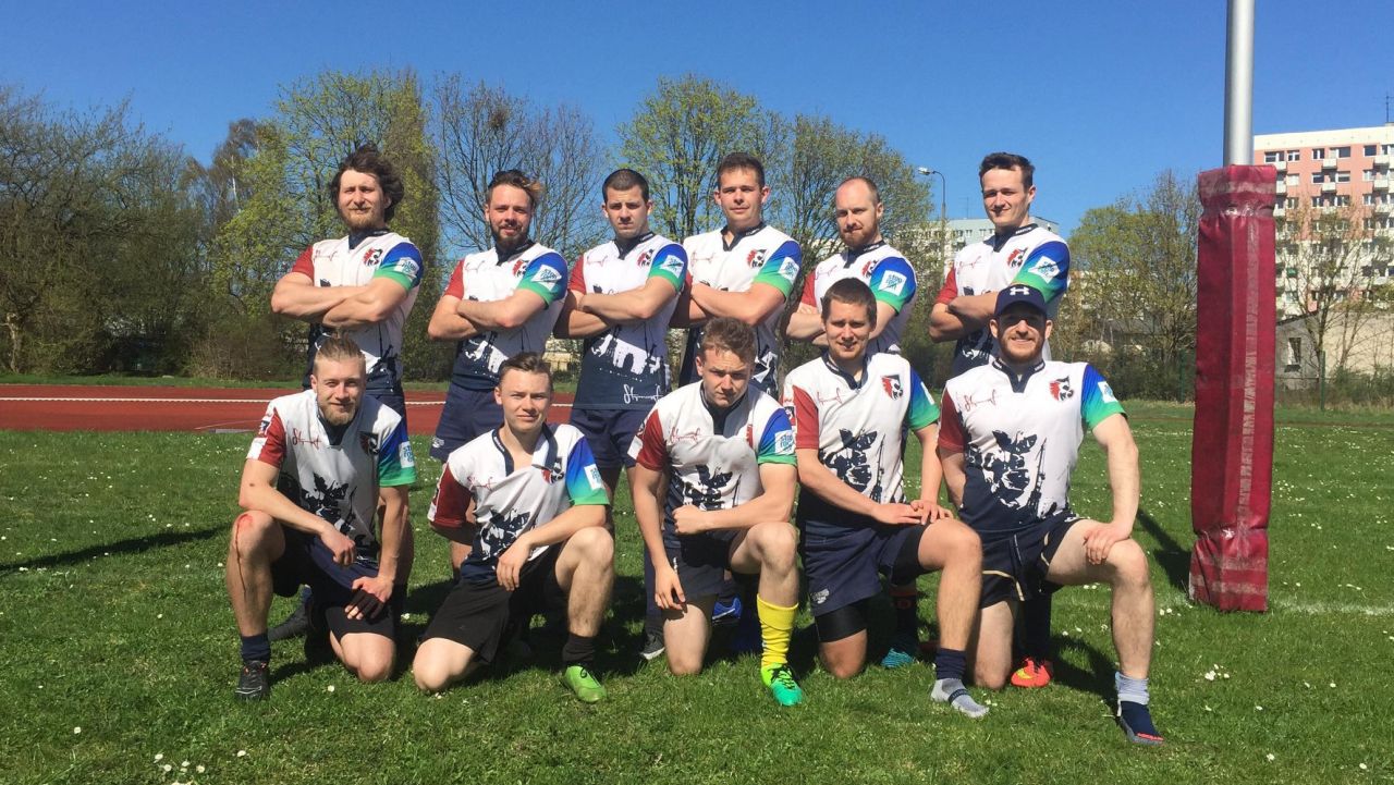 Zawodnicy Kaskady Szczecin na najniższym stopniu poznańskiego podium, w inauguracyjnym turnieju Pucharu Polski rugby siódemek. Nasi zawodnicy, występy w stolicy Wielkopolski, rozpoczęli od porażki z Tytanem Gniezno, ale dzięki efektownej wygranej z Rugby Team Olsztyn 36:0 zdołali awansować do półfinału.