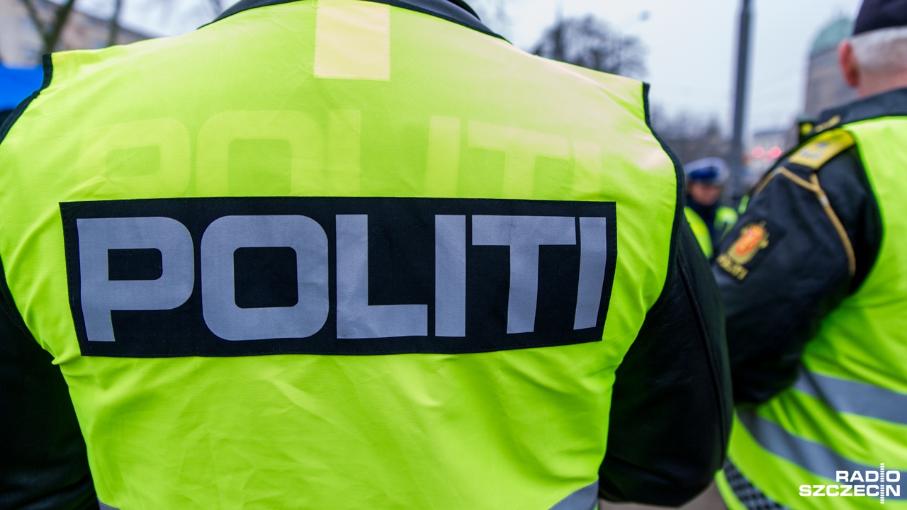 Uzbrojony napastnik, który uprowadzonym ambulansem potrącił we wtorek w Oslo grupę przechodniów, to 32-letni Norweg.