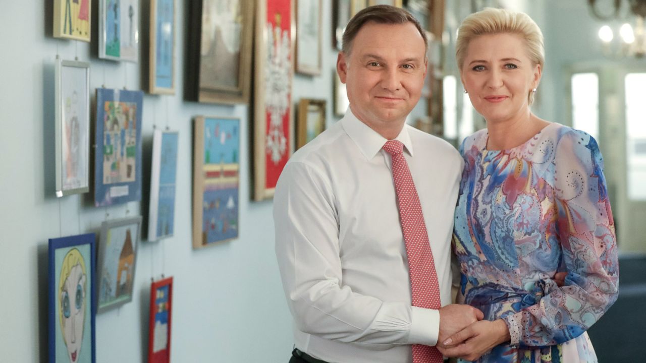 Prezydent Andrzej Duda na antenie Polskiego Radia Katowice złożył życzenia z okazji Dnia Matki. Prezydent życzył im przede wszystkim zdrowia. Niezależnie od tego ukazały się również wspólne życzenia Pary Prezydenckiej.