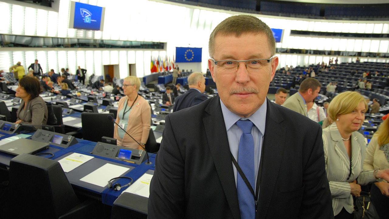 Europoseł PiS Zbigniew Kuźmiuk powiedział, że sprzeciw społeczny powstrzymał rząd Donalda Tuska przed sprzedażą Lotosu Rosjanom w 2011 roku.