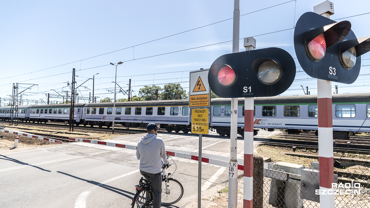 Decyzji o współfinansowaniu inwestycji z PKP nie ma, dlatego miasto samo będzie starać się o dotację. Mowa o budowie dwupoziomowego skrzyżowania nad torowiskiem kolejowym na ulicy Pomorskiej w Dąbiu.