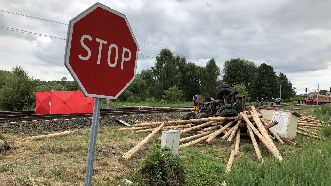 Polskie Linie Kolejowe apelują do kierowców, rowerzystów i pieszych o zachowanie szczególnej uwagi na przejazdach kolejowych. Na kilkudziesięciu przejazdach kolejowych pracownicy PLK i straż kolejowa rozdają ulotki z informacjami o zagrożeniach na przejazdach i o zasadach bezpiecznego ich przekraczania.