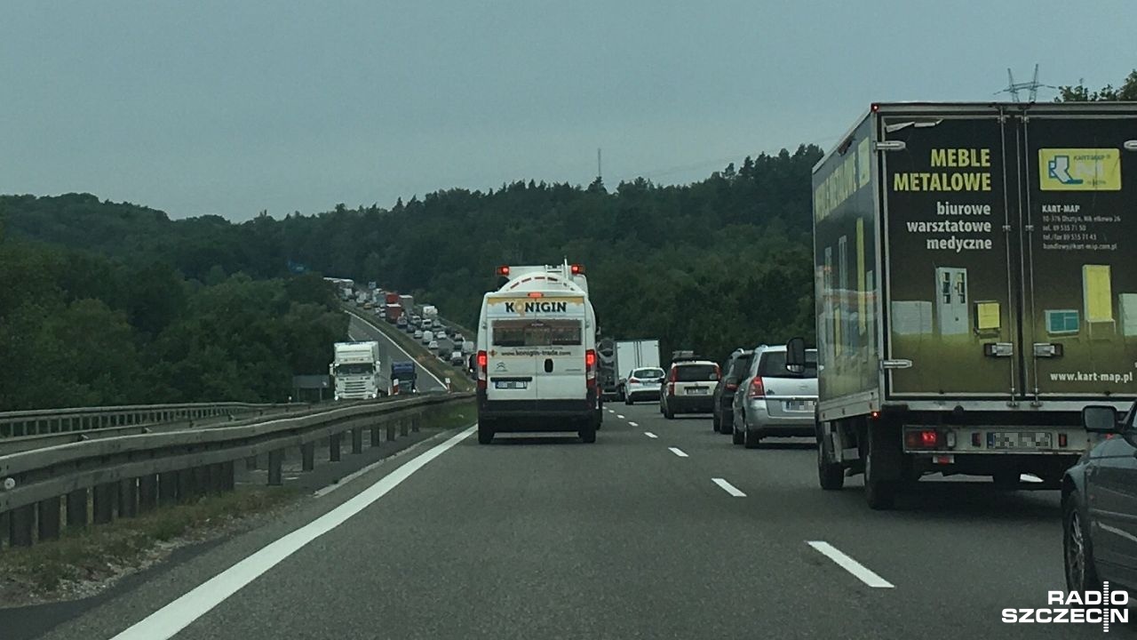 Potężny korek ustawił się przed remontowanym odcinkiem autostrady A6. Kierowcy jadący w kierunku nadmorskich plaż stoją w zatorze już od zjazdu z węzła Kijewo do Rząśnicy. To odcinek siedmiu kilometrów.