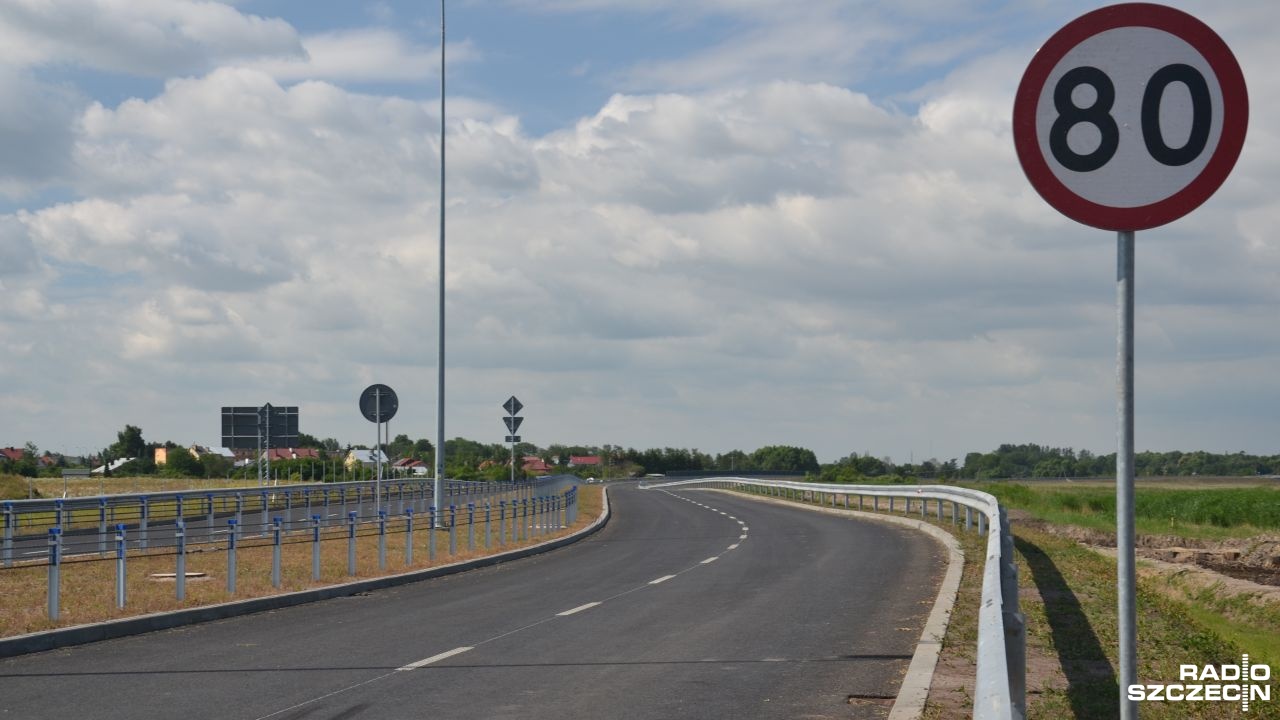 Od 4 lipca kierowcy mogą korzystać z nowej obwodnicy Kołobrzegu, oddanej na rok przed terminem. Generalna Dyrekcja Dróg Krajowych i Autostrad nie chciała jednak organizować oficjalnego przecięcia wstęgi, tylko po prostu udostępnić obwodnicę dla kierowców. Prezydent Kołobrzegu zdecydował inaczej i zorganizował krótką uroczystość, podczas której podkreślił wagę inwestycji dla całego miasta.