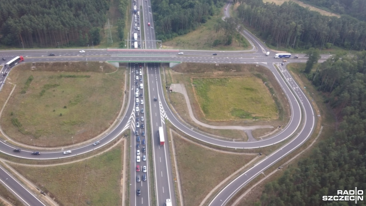 Ok. 9 kilometrów korka przed i na remontowanym odcinku autostrady A6 w kierunku Goleniowa i dalej - na przykład do Międzyzdrojów. Kierowcy muszą się zatrzymywać jeszcze przed dojazdem do Węzła Dąbie. Zator można ominąć przez Dąbie, Załom i Kliniska.