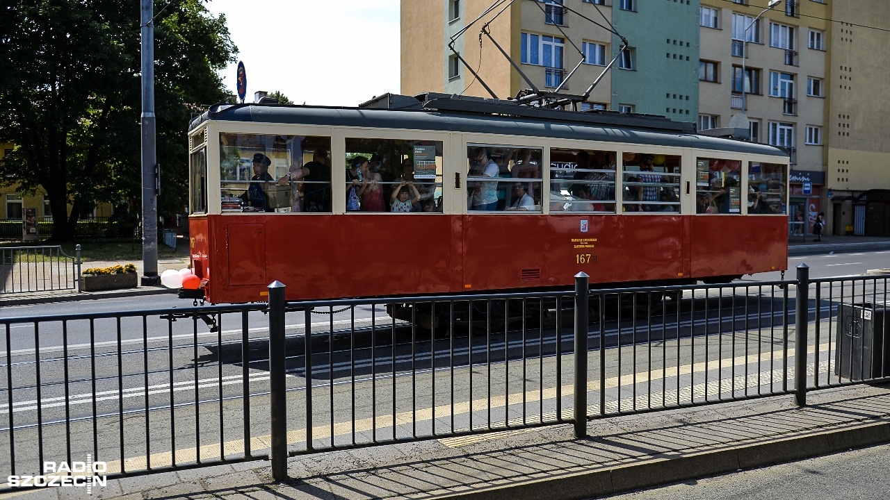 Niektóre z nich mają więcej niż pół wieku, mają swoją historię i charakter - to tramwaje i autobusy, które ponownie wyruszą na szczecińskie torowiska i ulice. To coroczna atrakcja dla mieszkańców i turystów.