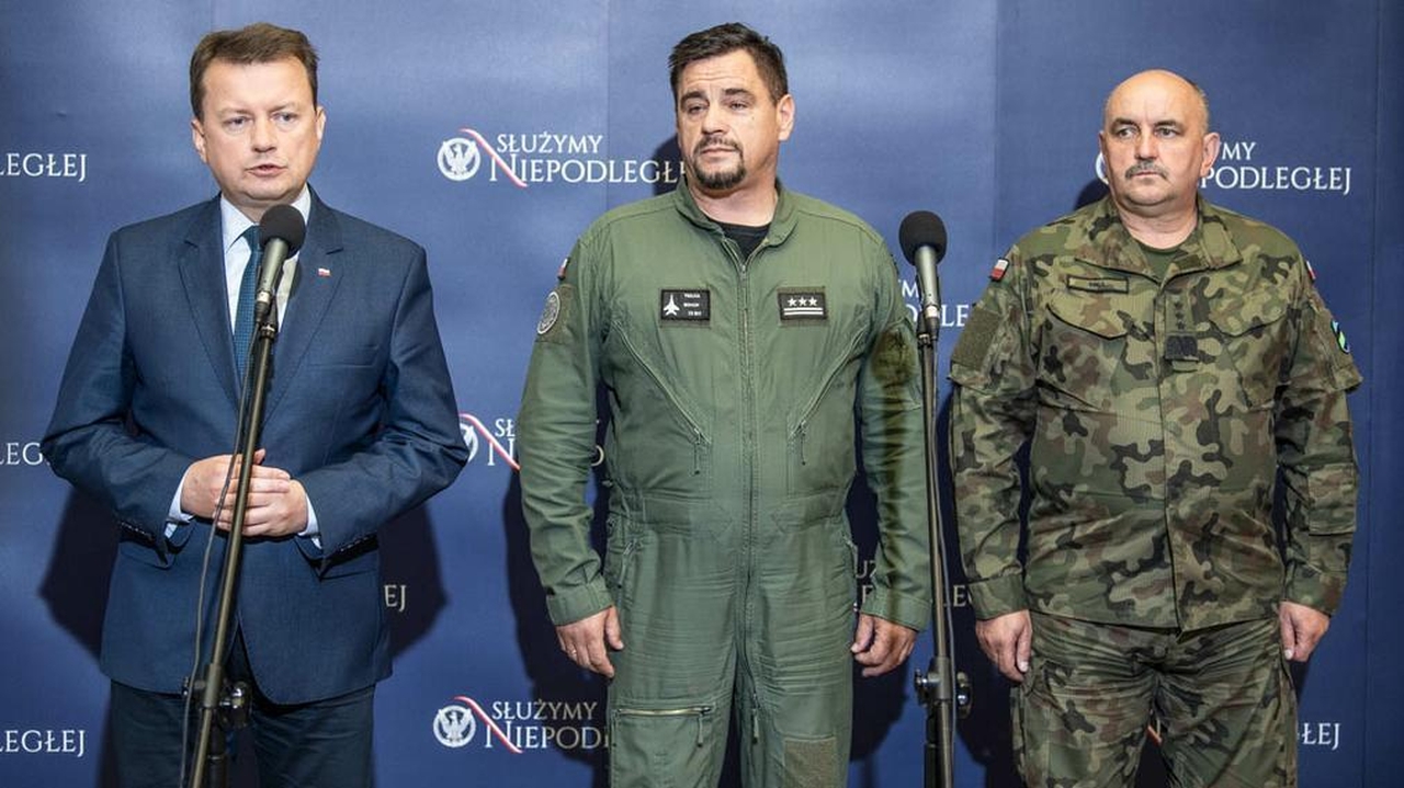 Pilot, który zginął w katastrofie samolotu MiG-29 otrzymał pośmiertny awans i odznaczenie. Decyzję w tej sprawie podjął szef MON Mariusz Błaszczak.