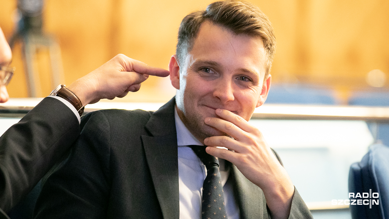 Przez 6 lat nie zwracał książek z Miejskiej Biblioteki Publicznej Szczecinie. Okazuje się, że to nie jedyna biblioteka w mieście, w której radny Wojciech Dorżynkiewicz ma nieuregulowane zobowiązania. Niesumiennym klientem jest również w Książnicy Pomorskiej - dowiedziało się Radio Szczecin.